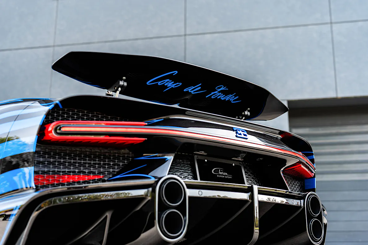 a black car with the word coup de foudre on the back